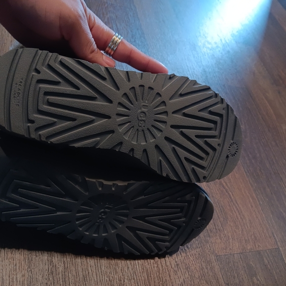 UGG Charcoal Fur-Lined Boots with bow, size 9 - Picture 4 of 4